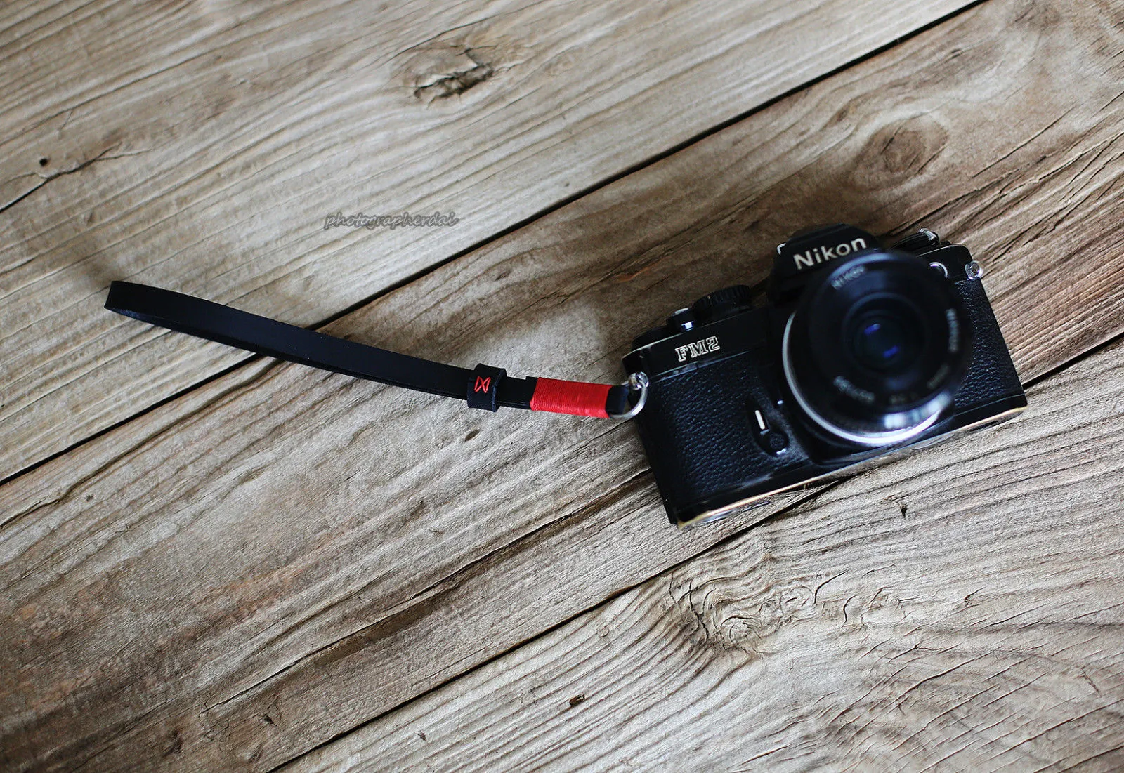 Child friendly Lightweight Strap Black handmade leather camera wrist strap band Red | windmup.com