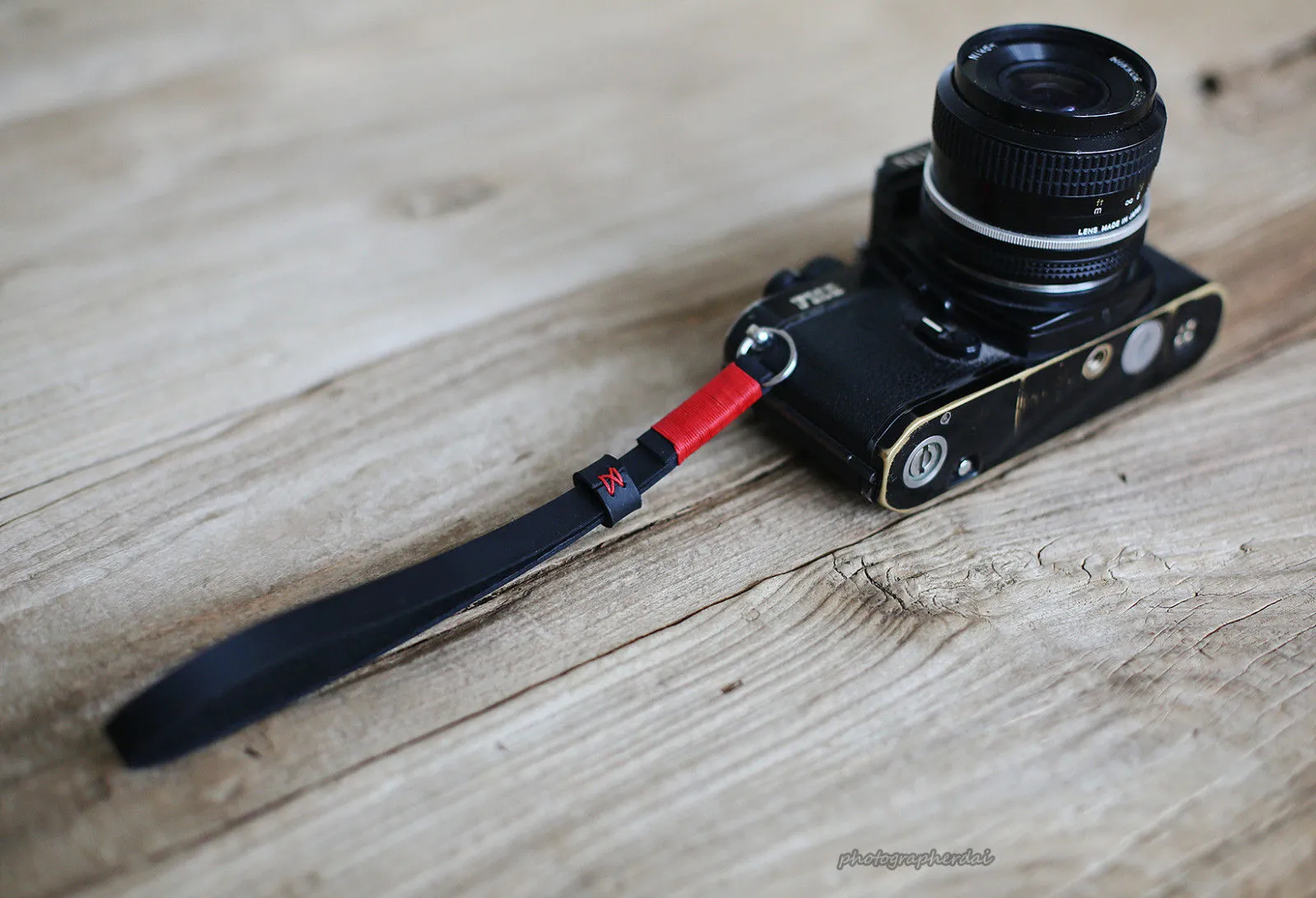 Daily Use Strap Black handmade leather camera wrist strap band Red | windmup.com