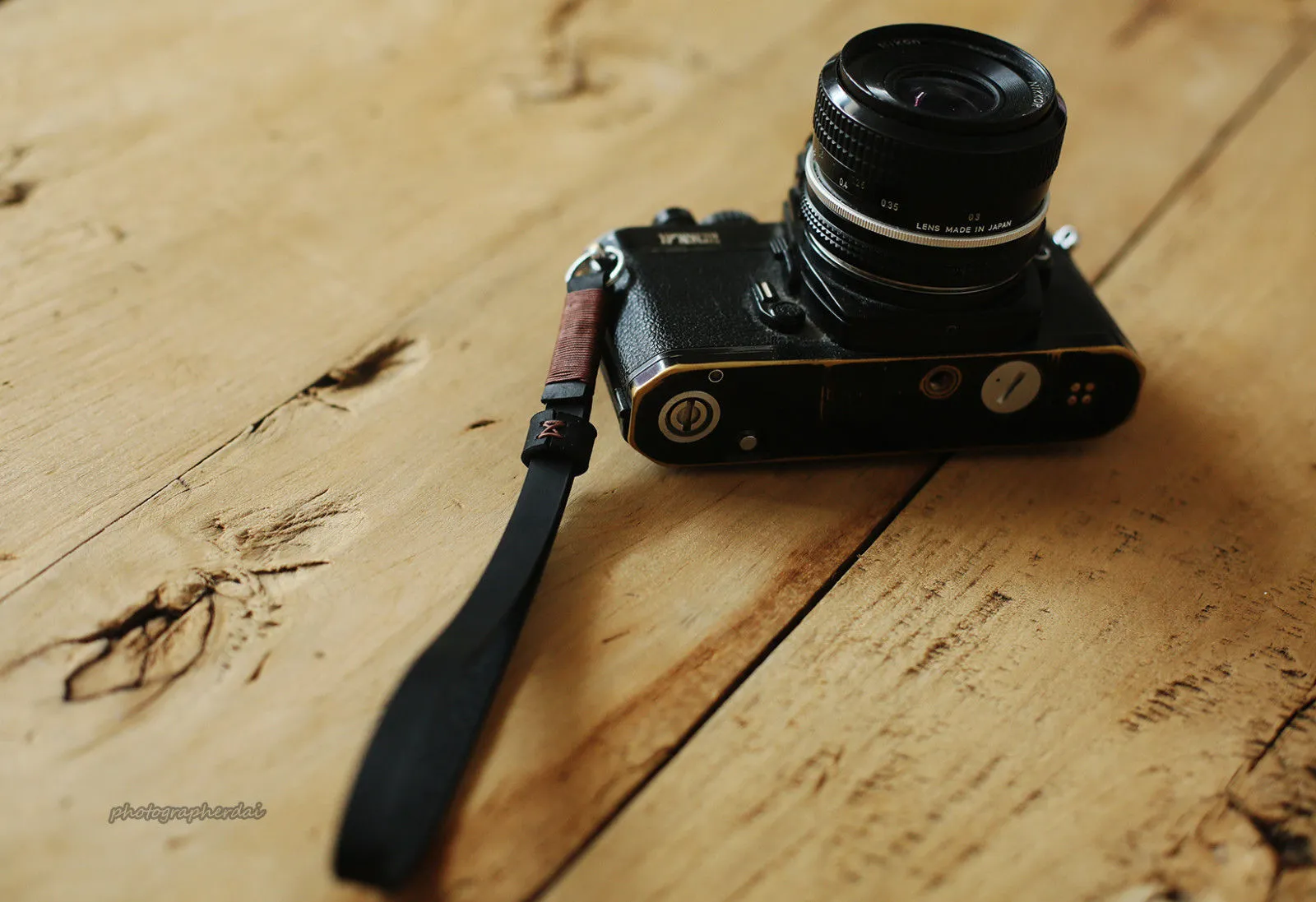 Black leather handmade camera wrist strap band coffee | Windmup.com Wrist Gear