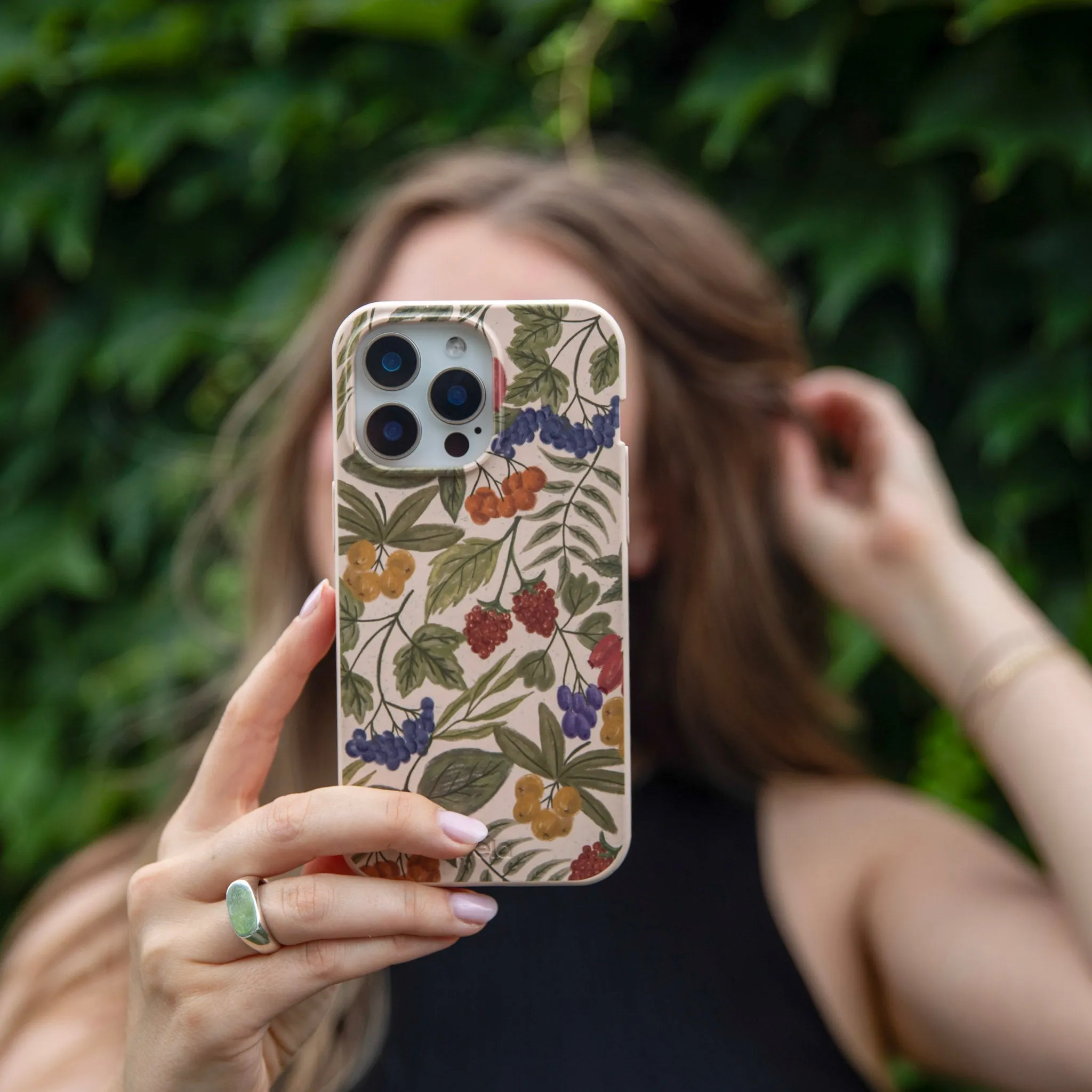 Hybrid Material Build Travel Essential Seashell Fall Berries iPhone Air Case